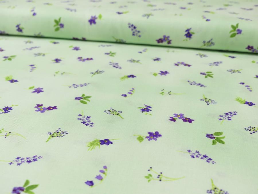 Baumwollstoff von Clothworks mit lila Blumen auf hellgrün